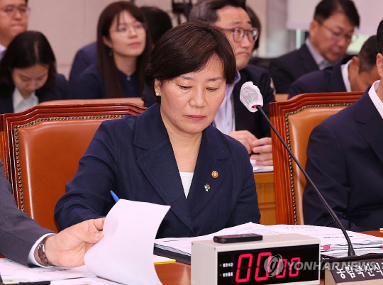 장관 인선에서 유임된 송미령 농림축산식품부 장관이 23일 국회에서 열린 농림축산식품해양수산위원회 전체회의에 참석해 있다. [연합뉴스]